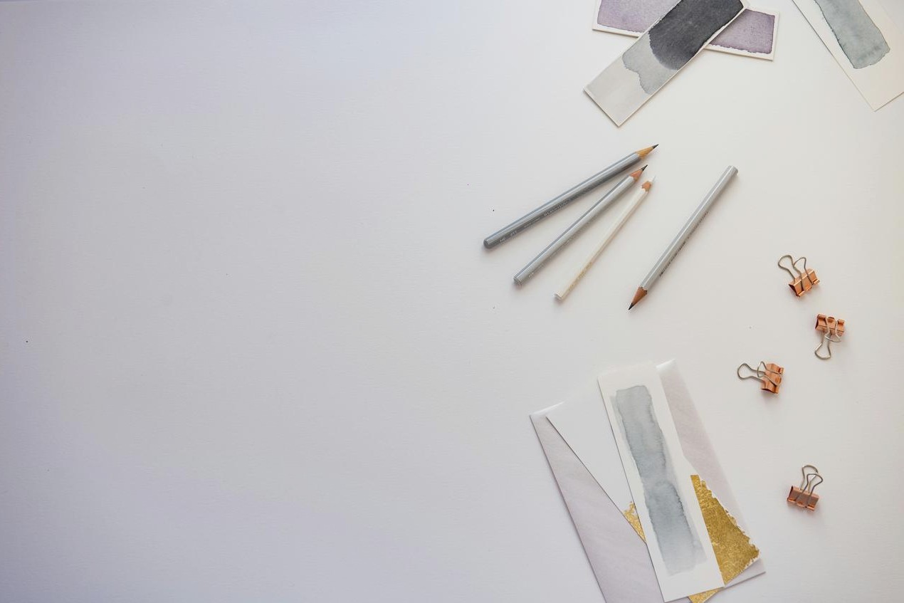 Mesa de trabajo con pantallas